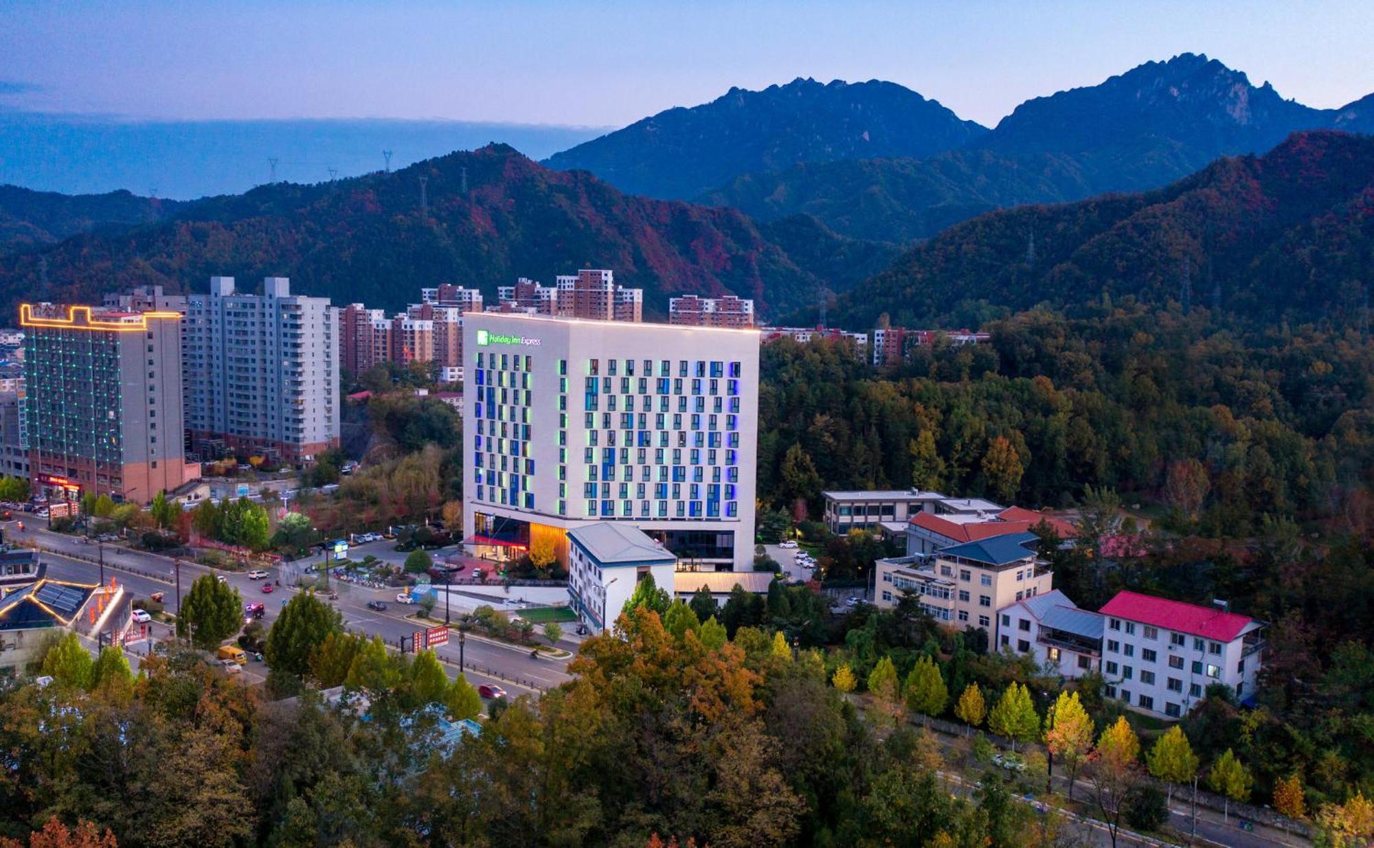 Holiday Inn Express Luanchuan By Ihg Exterior photo